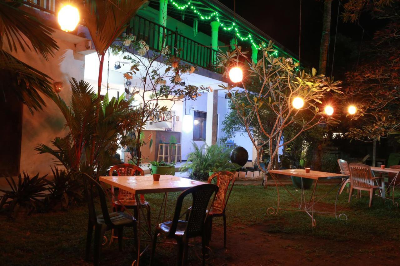 Pearl Villa Rooms and Hostel Unawatuna Exteriör bild
